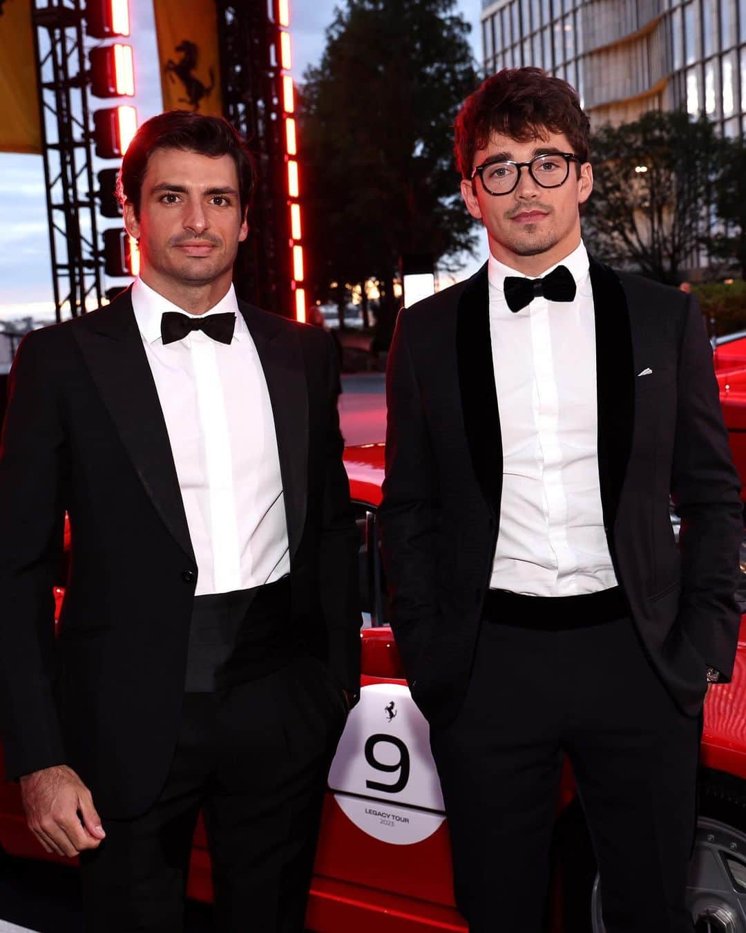 Ferrari USAのインスタグラム：「Don’t they scrub up well?! 🤵‍♂️ @charles_leclerc and @carlossainz55 - and some esteemed company - at the Ferrari Gala in NYC last night 🍎  #CharlesLeclerc #CarlosSainz」
