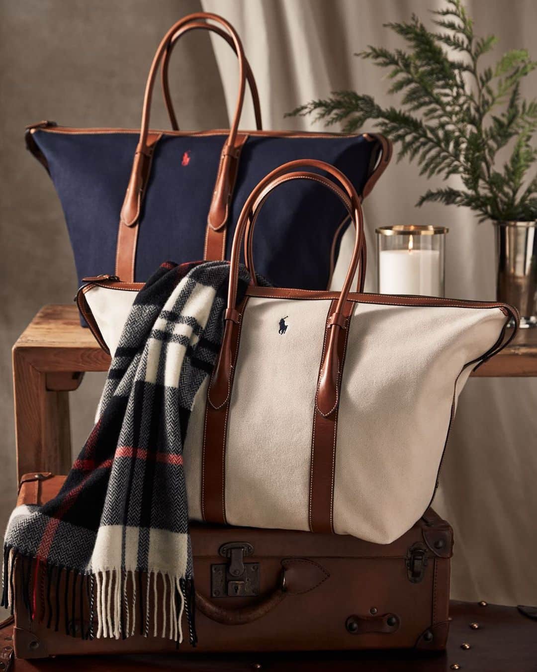Polo Ralph Laurenさんのインスタグラム写真 - (Polo Ralph LaurenInstagram)「This holiday season, give the gift of #PoloRLStyle accessories, including plaid scarves and the #PoloRalphLauren Bellport bag.  Shop #RLGifts and accessories via the link in bio.   #RLHoliday」10月19日 2時03分 - poloralphlauren