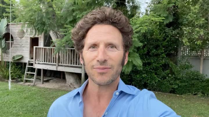 マーク・フォイアスタインのインスタグラム：「The worldwide Jewish community has been rocked this week by the brutal terror attack on the citizens of Israel. As we all mourn the tragic and senseless loss of life, we are resolved in our determination to fight back against Jewish hate everywhere.   The Jewish Partisan Educational Foundation’s event, Inspire! Fighting Antisemitism: The Legacy of Defiance takes place on Monday, November 13, at 5:30 pm in New York City. I am the master of ceremonies at this important event which honors the Jewish partisans’ legacy of fighting Jewish hate more than 80 years ago and their lessons that inspire us to do the same today. Please join me as we commemorate the 15th anniversary of the film Defiance, the 2008 film that introduced the partisan story of resistance to global audiences, and honors the Bielski brothers.   It is now more important than ever that we gather together to honor our Jewish history, the partisans’ legacy and show the world that we will now and always fight antisemistim. For more information visit: www.jewishpartisans.org/inspire2023」