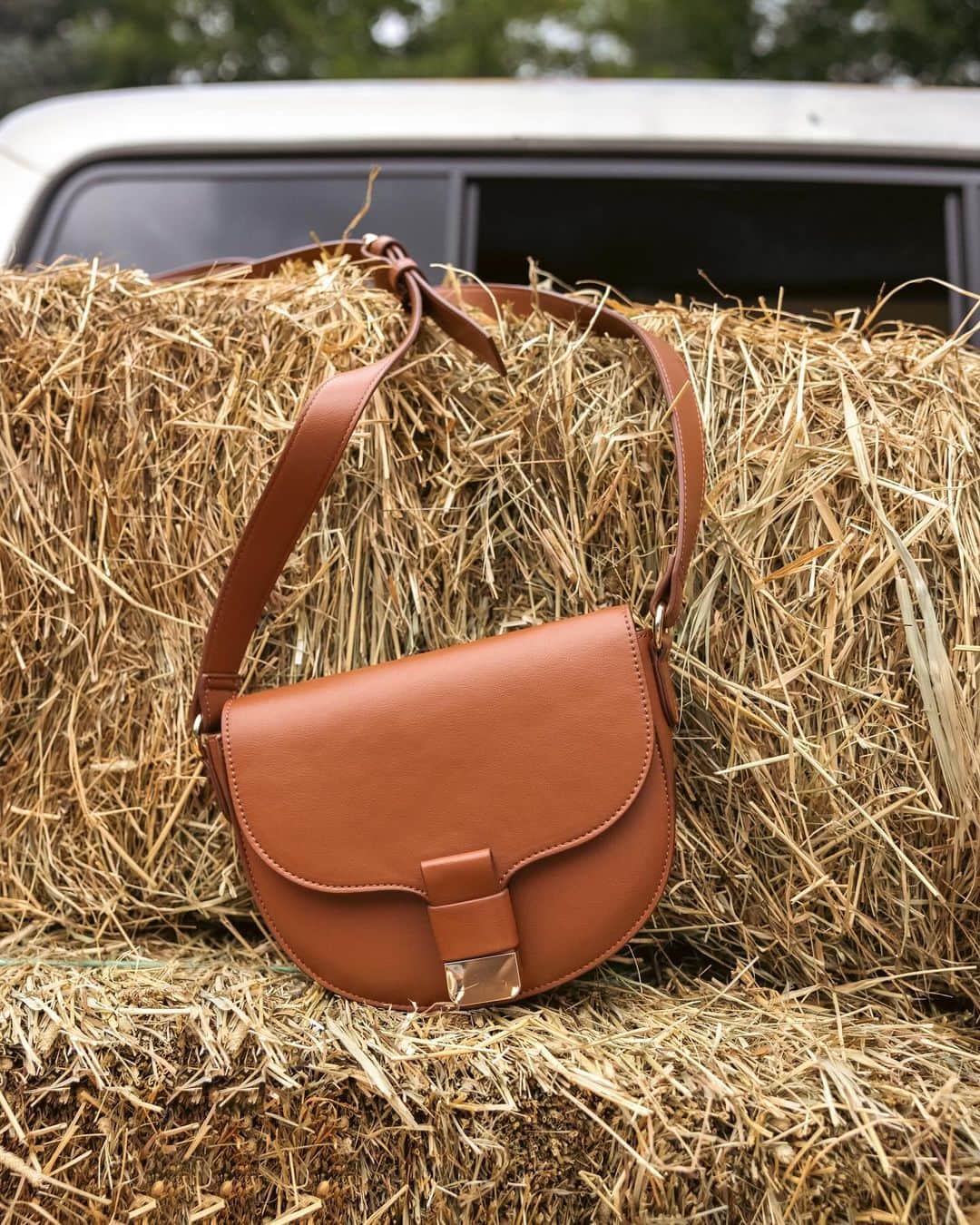 Macy'sさんのインスタグラム写真 - (Macy'sInstagram)「Are you team pumpkin patch or apple picking? In the right outfit, you can do both. 🎃🍎 #FallFashion #PumpkinPatch #crossbody」10月19日 2時07分 - macys