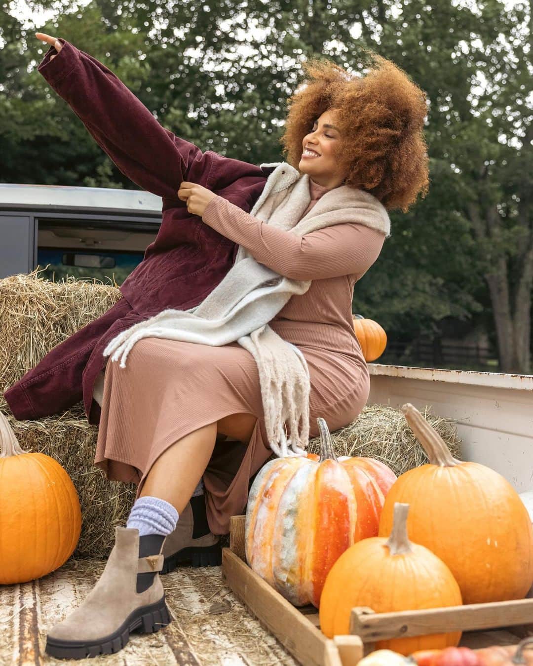 のインスタグラム：「Are you team pumpkin patch or apple picking? In the right outfit, you can do both. 🎃🍎 #FallFashion #PumpkinPatch #crossbody」