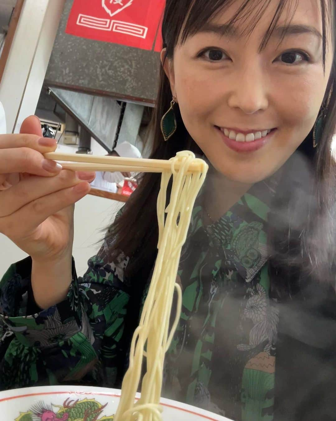 伊藤えみのインスタグラム：「本日10月19日、伊藤えみ40代に突入しました！30代最後のラーメンは福岡で。年越し（歳越し？）そばにうってつけの、ぷつりと歯切れの良い低加水麺を連食！「安全食堂」と「ふくちゃんラーメン」。これからも好きなもの好きなこと好きな人で人生のピースを埋めていきます。どうかお付き合いください。  #誕生日 #birthday #40thbirthday  #伊藤えみ」