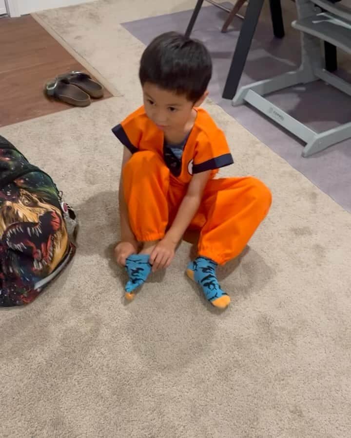 珠華ゆふのインスタグラム：「今日じゅんじゅんの学校はオレンジの服を着ていく日で、オレンジの服なんてないよ〜と思ってたらハロウィンのコスチューム悟空やん‼️となって着ていきました😂 Pajama DayとかMismatch DayとかCrazy Hair Dayとか色々あって、ちょっと大変なんだけど笑 学校がもっと楽しくなるよね💓  2枚目は昨日載せ忘れた和華の写真😆  #メンタル #メンタルコーチング #メンタルトレーニング #宝塚 #宝塚og #宝塚受験 #バレエ #フィギュアスケート #パフォーマンスアップ #サンフランシスコ #ベイエリア #アメリカ生活」