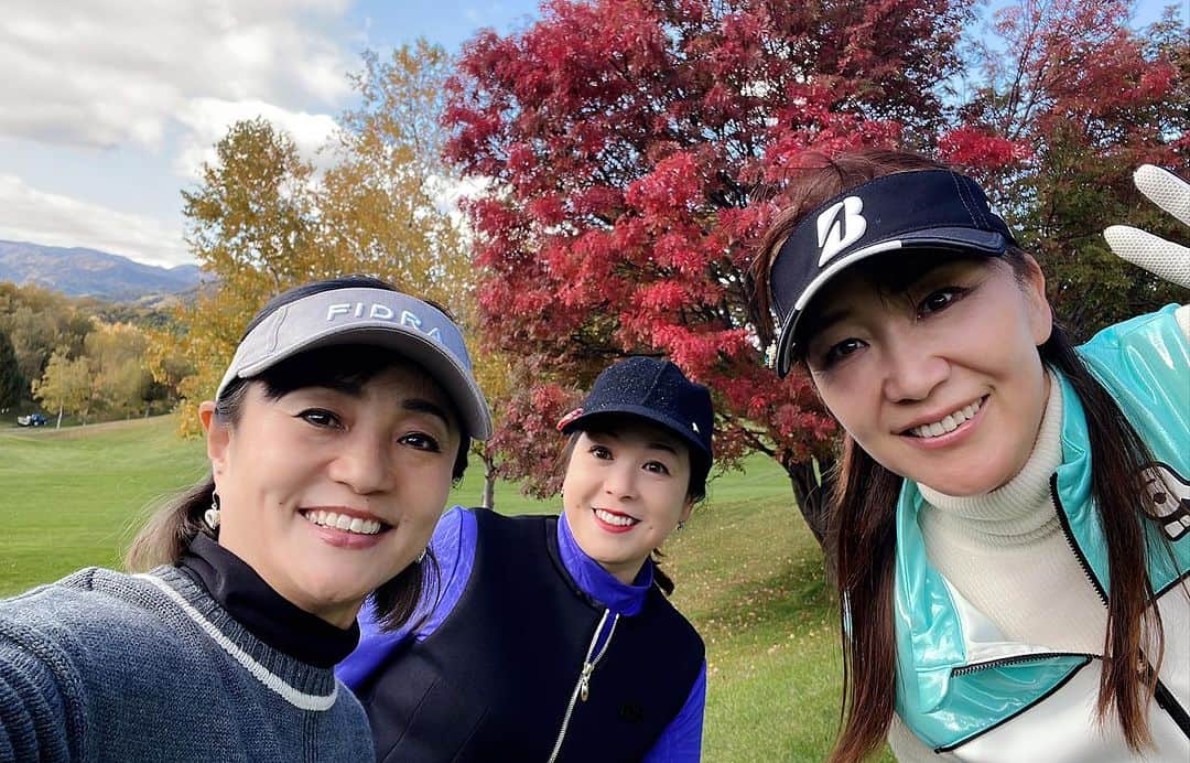 橋本志穂のインスタグラム：「北海道へ〜  綾さんよっちと 愉快なチームで 紅葉狩りをしながら楽しくラウンド。 1日前は おそろしく寒かったらしく、 北海道の友人たちが口々に「くれぐれも防寒対策を」というので、 最強暖の装いで飛行機乗ったら暑くて無理💦 シートベルトして座ったまま、 こっそり1枚脱ぎました。 あとは脱げない💦 ラウンド中も 暑さとの戦い‼️ みたいな感じ〜 でも、日陰はひんやり、肌寒いの。 明日は雨の予報なんだけど、晴れ女パワー炸裂させねば💦  #ゴルフ女子  #ゴルフ #北海道  でも雪虫がたくさん飛んでた。 もう、2週間以内に雪が降るね‼️」