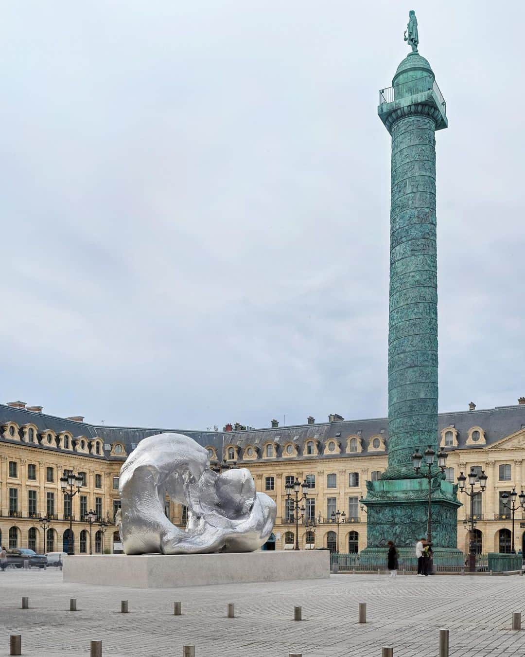 ガゴシアン・ギャラリーさんのインスタグラム写真 - (ガゴシアン・ギャラリーInstagram)「Urs Fischer's public sculpture "Wave" is on view at Place Vendôme in Paris to coincide with Paris+ par Art Basel (@artbasel).   This monumental sculpture began life as a simple mound of clay—gripped, kneaded, and squeezed instinctively in the artist’s hand. Fischer describes the process as “a sensual and repetitive gesture, like a bodily motion,” which he ends prior to conscious intervention. The resulting form was 3D-scanned, enlarged, and digitally sliced into components which were then fabricated out of aluminum. Follow the link in our bio to learn more.  __________ #UrsFischer #Gagosian @chaosursfischer Installation views, Urs Fischer, "Wave," Place Vendôme, Paris, October 14–November 30, 2023. Artwork © Urs Fischer. Photos: Stefan Altenburger」10月19日 2時20分 - gagosian