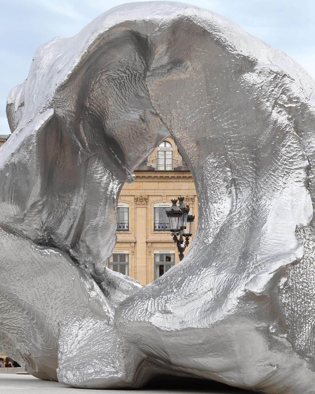 ガゴシアン・ギャラリーさんのインスタグラム写真 - (ガゴシアン・ギャラリーInstagram)「Urs Fischer's public sculpture "Wave" is on view at Place Vendôme in Paris to coincide with Paris+ par Art Basel (@artbasel).   This monumental sculpture began life as a simple mound of clay—gripped, kneaded, and squeezed instinctively in the artist’s hand. Fischer describes the process as “a sensual and repetitive gesture, like a bodily motion,” which he ends prior to conscious intervention. The resulting form was 3D-scanned, enlarged, and digitally sliced into components which were then fabricated out of aluminum. Follow the link in our bio to learn more.  __________ #UrsFischer #Gagosian @chaosursfischer Installation views, Urs Fischer, "Wave," Place Vendôme, Paris, October 14–November 30, 2023. Artwork © Urs Fischer. Photos: Stefan Altenburger」10月19日 2時20分 - gagosian