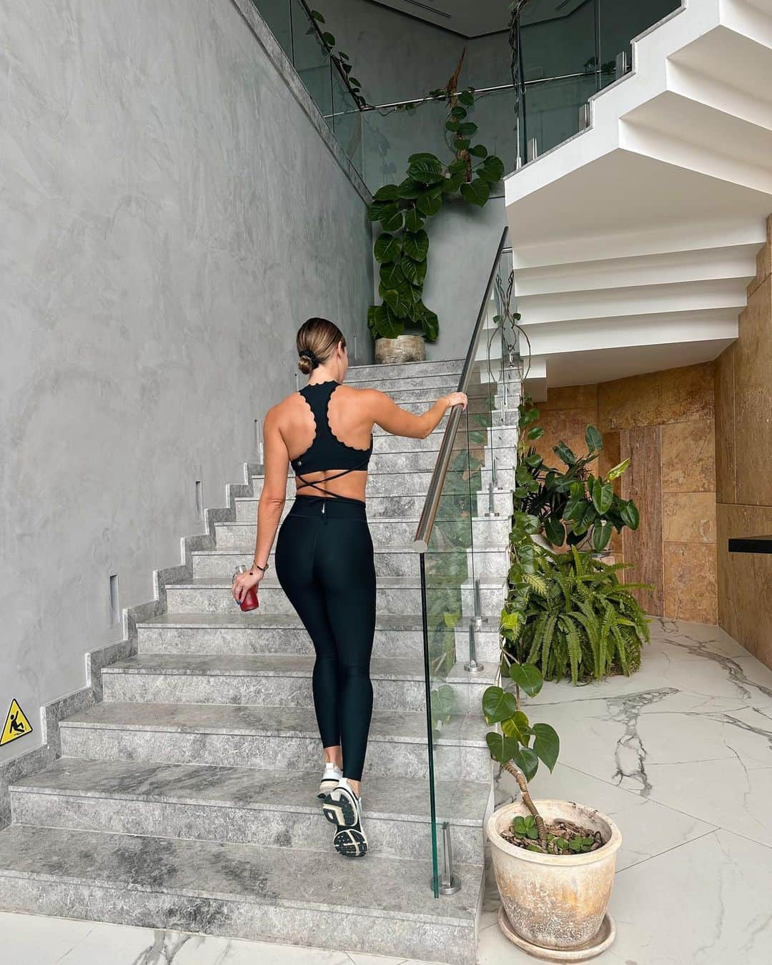 ホープ・ビールさんのインスタグラム写真 - (ホープ・ビールInstagram)「Staying healthy while on vacay 🧃 . GET 50% OFF WITH CODE “hopebeel” Seamless black leggings @ultracorofficial.」10月19日 2時21分 - hopebeel