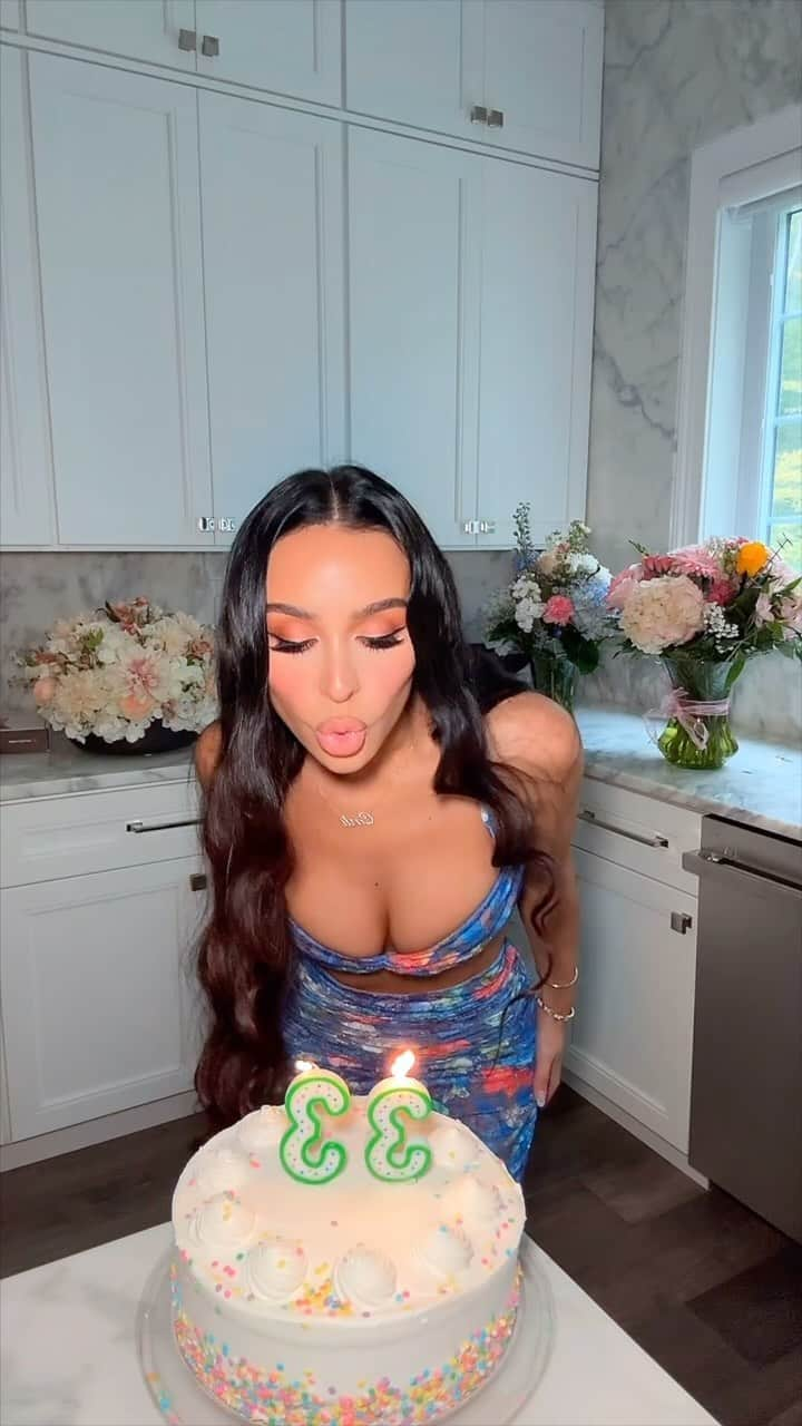 Carli Bybelのインスタグラム：「😌🎂💙🎈」