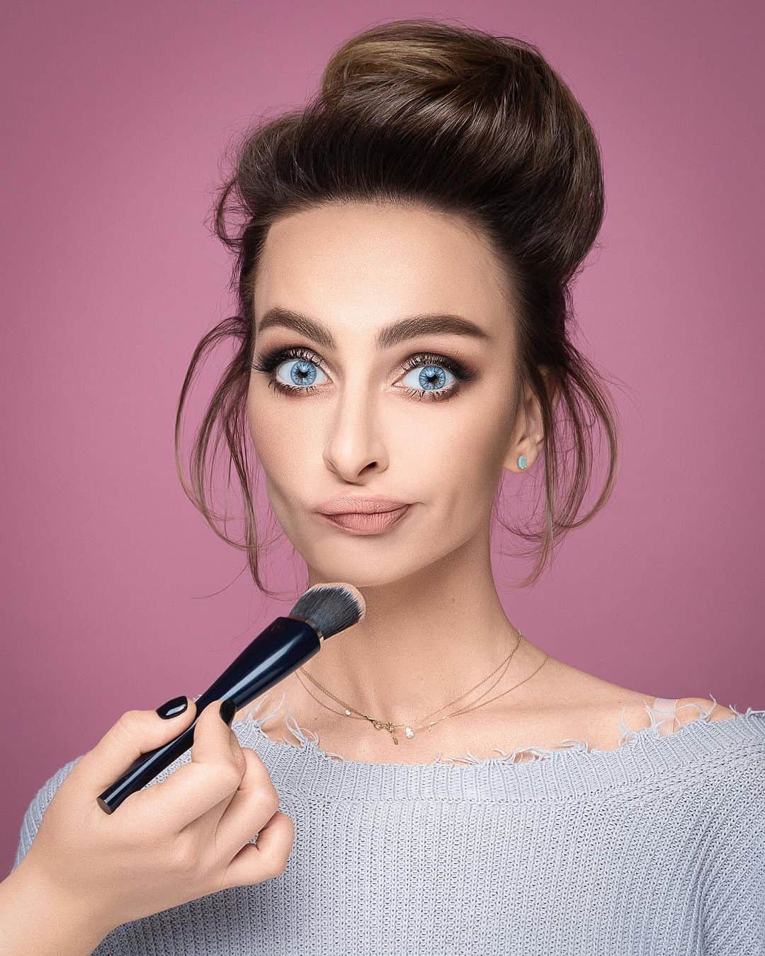 Ekaterina Varnavaのインスタグラム：「Мне тут сон приснился, как я в эту субботу посетила бьюти-праздник ЛЭТУАЛЬ в Барнауле и разговаривала несколько часов с очень классными людьми. А потом мы много фотографировались, не могли поверить, что при покупке на 990 ₽ смогли сделать там же макияж или укладку…. Какой же приятный теплый сон был!  Барнаул, вы понимаете, как мне не терпится встретиться с вами 21 октября в ТРЦ Galaxy, что вы мне уже снитесь!😌🫶🏻   Обязательно приходите. ЛЭТУАЛЬ подготовил подарочные бьюти-боксы для самых активных покупателей*, розыгрыши будут проводиться, кешбэки от 4000₽ будут получаться. Я тоже буду там радоваться встрече с вами. Жду!  Барнаул, ТРЦ Galaxy, 21 октября с 13:00 до 18:00 будет очень круто❤️‍🔥  *Еще больше деталей ищите в постах @letoile_official」