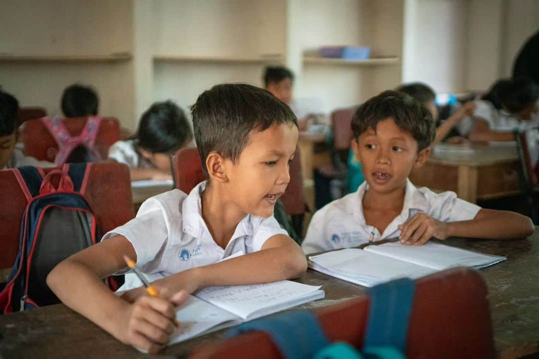 VuTheara Khamさんのインスタグラム写真 - (VuTheara KhamInstagram)「La Rentrée, Stung Mencheay, Phnom Penh, Cambodia, mars 2023 . 📅 J-1 pour l'exposition de demain avec  @pse_france Ouverture au public à partir de vendredi 20 octobre à la salle paroissiale de l'église Saint-Pierre de Montmartre, 2, Rue du Mont Cenis, Paris. . #cambodia #child #love #hope #future #school #documentary」10月19日 2時38分 - vutheara