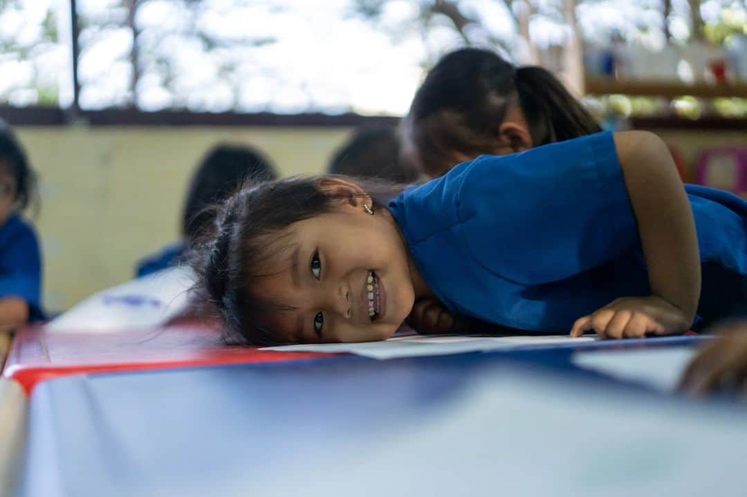 VuTheara Khamのインスタグラム：「La Rentrée, Stung Mencheay, Phnom Penh, Cambodia, mars 2023 . 📅 J-1 pour l'exposition de demain avec  @pse_france Ouverture au public à partir de vendredi 20 octobre à la salle paroissiale de l'église Saint-Pierre de Montmartre, 2, Rue du Mont Cenis, Paris. . #cambodia #child #love #hope #future #school #documentary」