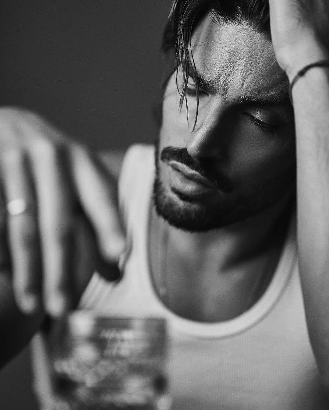 Mariano Di Vaioさんのインスタグラム写真 - (Mariano Di VaioInstagram)「It’s all about taking care of the details, just like  Choosing the right warm whiskey 🥃   #blackwndwhite #editorial #mdvstyle #marianodivaio」10月19日 2時41分 - marianodivaio