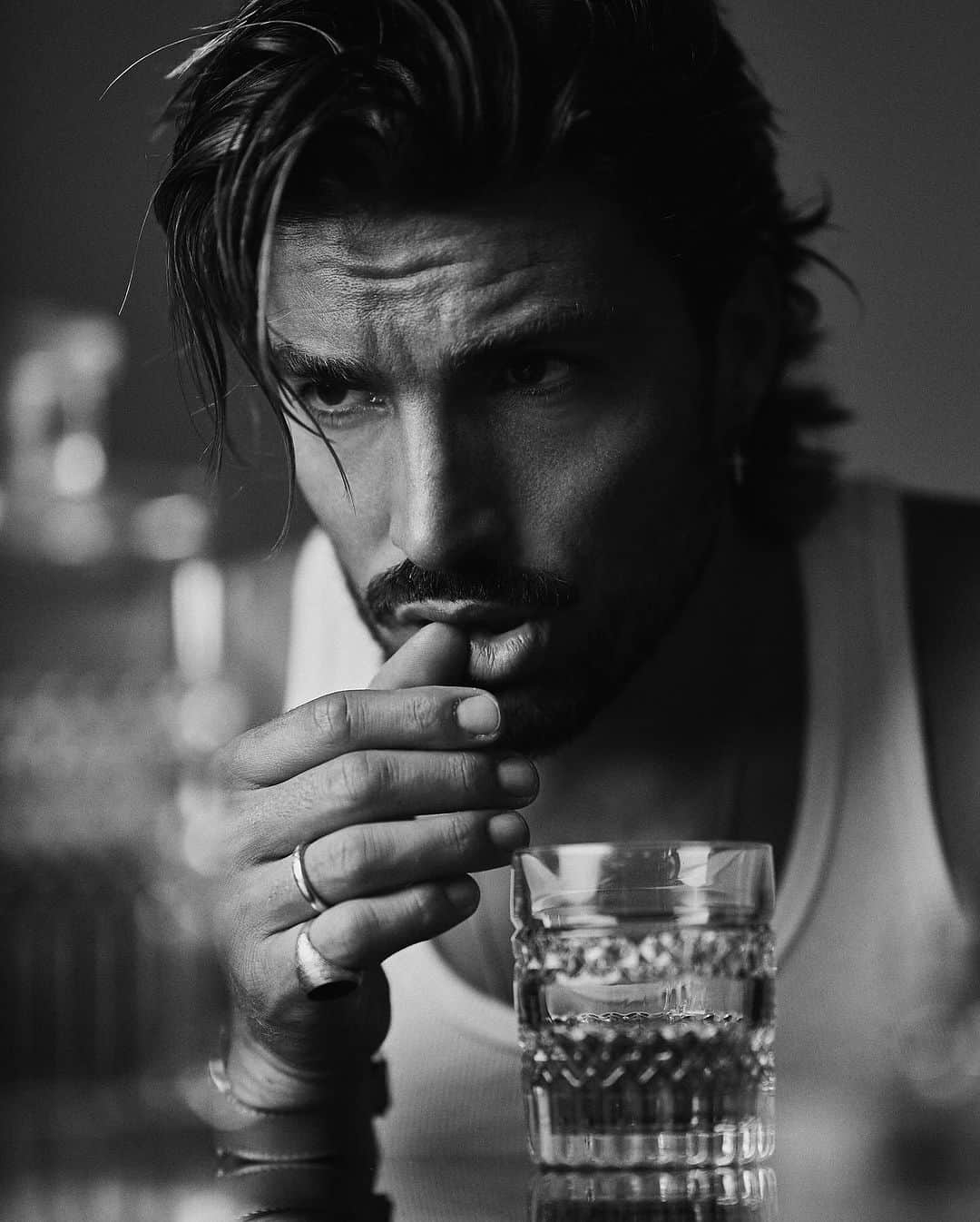 Mariano Di Vaioさんのインスタグラム写真 - (Mariano Di VaioInstagram)「It’s all about taking care of the details, just like  Choosing the right warm whiskey 🥃   #blackwndwhite #editorial #mdvstyle #marianodivaio」10月19日 2時41分 - marianodivaio