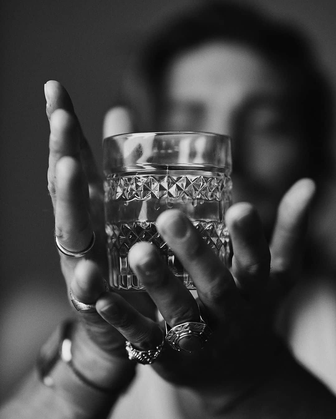 Mariano Di Vaioさんのインスタグラム写真 - (Mariano Di VaioInstagram)「It’s all about taking care of the details, just like  Choosing the right warm whiskey 🥃   #blackwndwhite #editorial #mdvstyle #marianodivaio」10月19日 2時41分 - marianodivaio