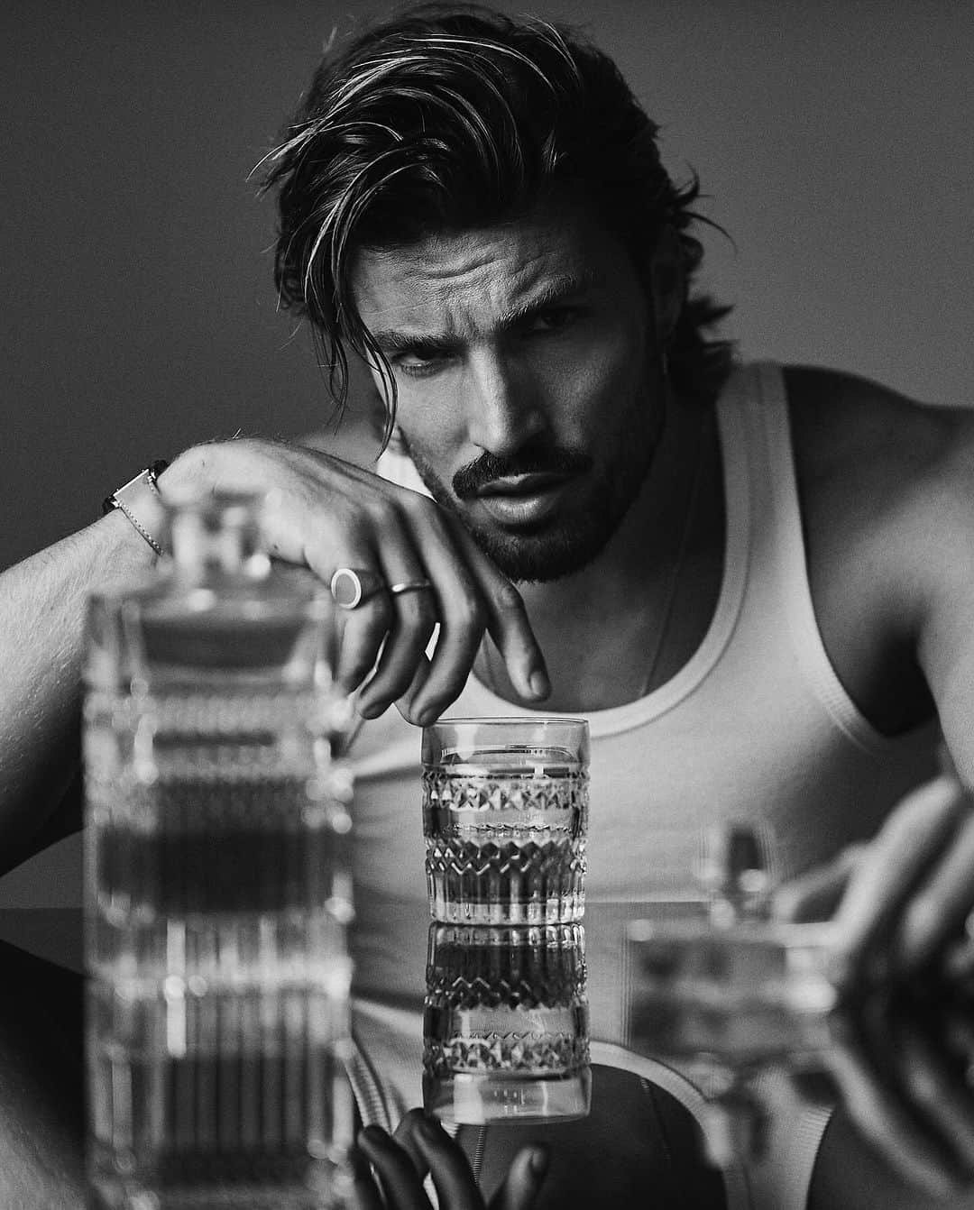 Mariano Di Vaioさんのインスタグラム写真 - (Mariano Di VaioInstagram)「It’s all about taking care of the details, just like  Choosing the right warm whiskey 🥃   #blackwndwhite #editorial #mdvstyle #marianodivaio」10月19日 2時41分 - marianodivaio