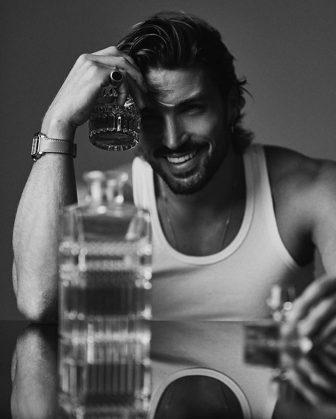 Mariano Di Vaioさんのインスタグラム写真 - (Mariano Di VaioInstagram)「It’s all about taking care of the details, just like  Choosing the right warm whiskey 🥃   #blackwndwhite #editorial #mdvstyle #marianodivaio」10月19日 2時41分 - marianodivaio