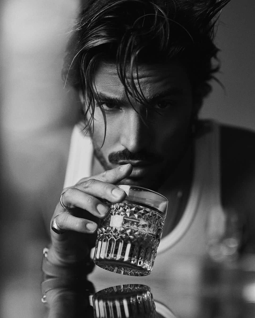 Mariano Di Vaioさんのインスタグラム写真 - (Mariano Di VaioInstagram)「It’s all about taking care of the details, just like  Choosing the right warm whiskey 🥃   #blackwndwhite #editorial #mdvstyle #marianodivaio」10月19日 2時41分 - marianodivaio