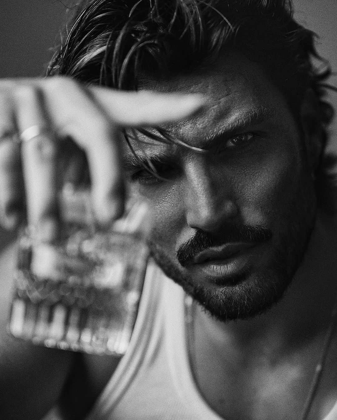 Mariano Di Vaioのインスタグラム：「It’s all about taking care of the details, just like  Choosing the right warm whiskey 🥃   #blackwndwhite #editorial #mdvstyle #marianodivaio」