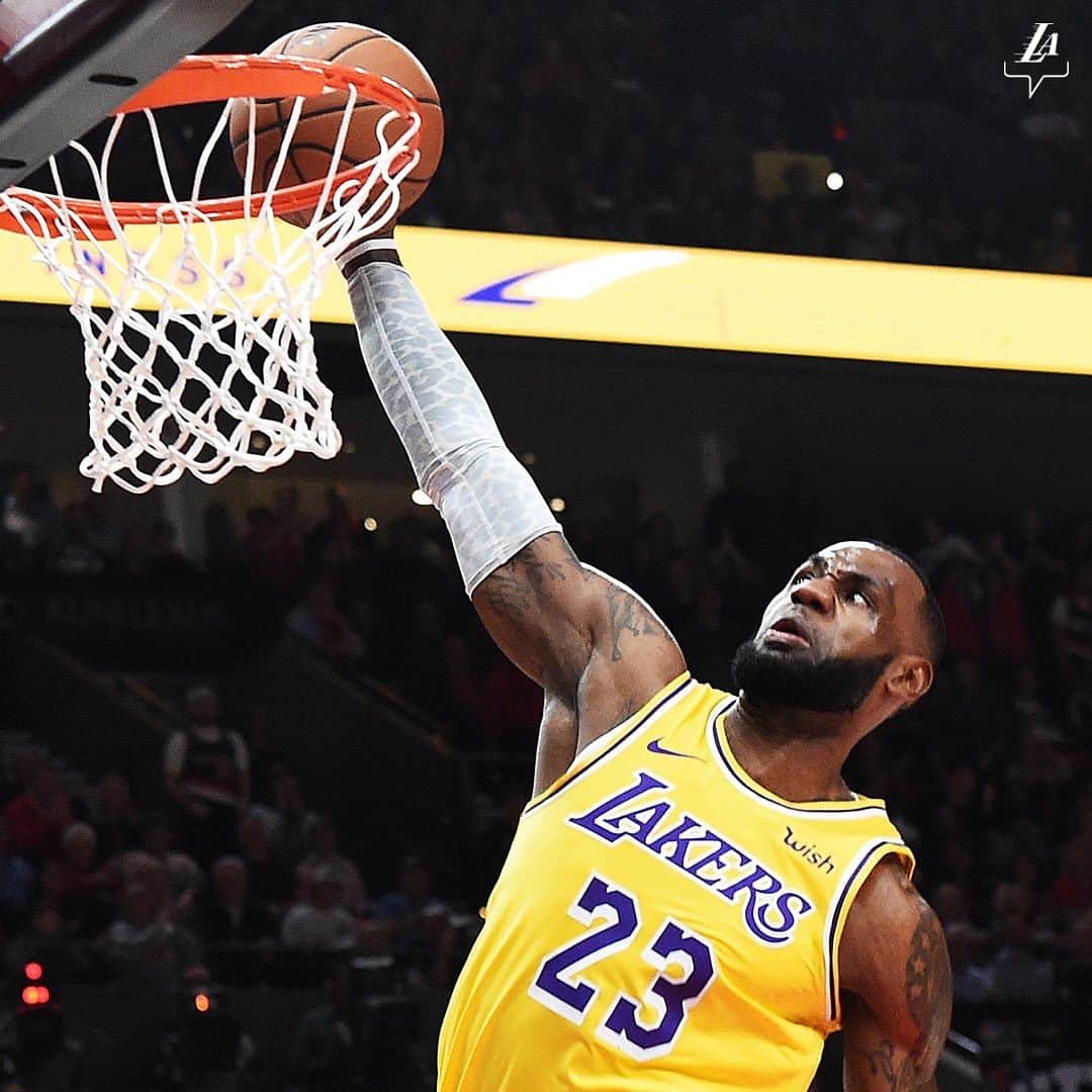 Los Angeles Lakersさんのインスタグラム写真 - (Los Angeles LakersInstagram)「10/18/2018 - LeBron's first and second buckets as a Laker? TOMAHAWK DUNKS.」10月19日 2時49分 - lakers
