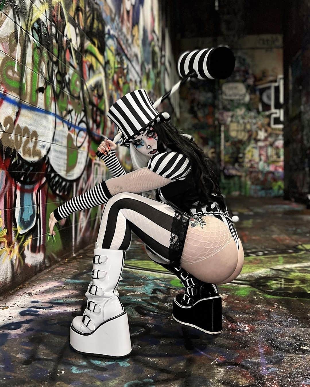 レッグアベニューさんのインスタグラム写真 - (レッグアベニューInstagram)「Back Alley Shenanigans🃏⁠ @pearlescent in the Captivating Circus Clown Costume」10月19日 2時50分 - legavenue