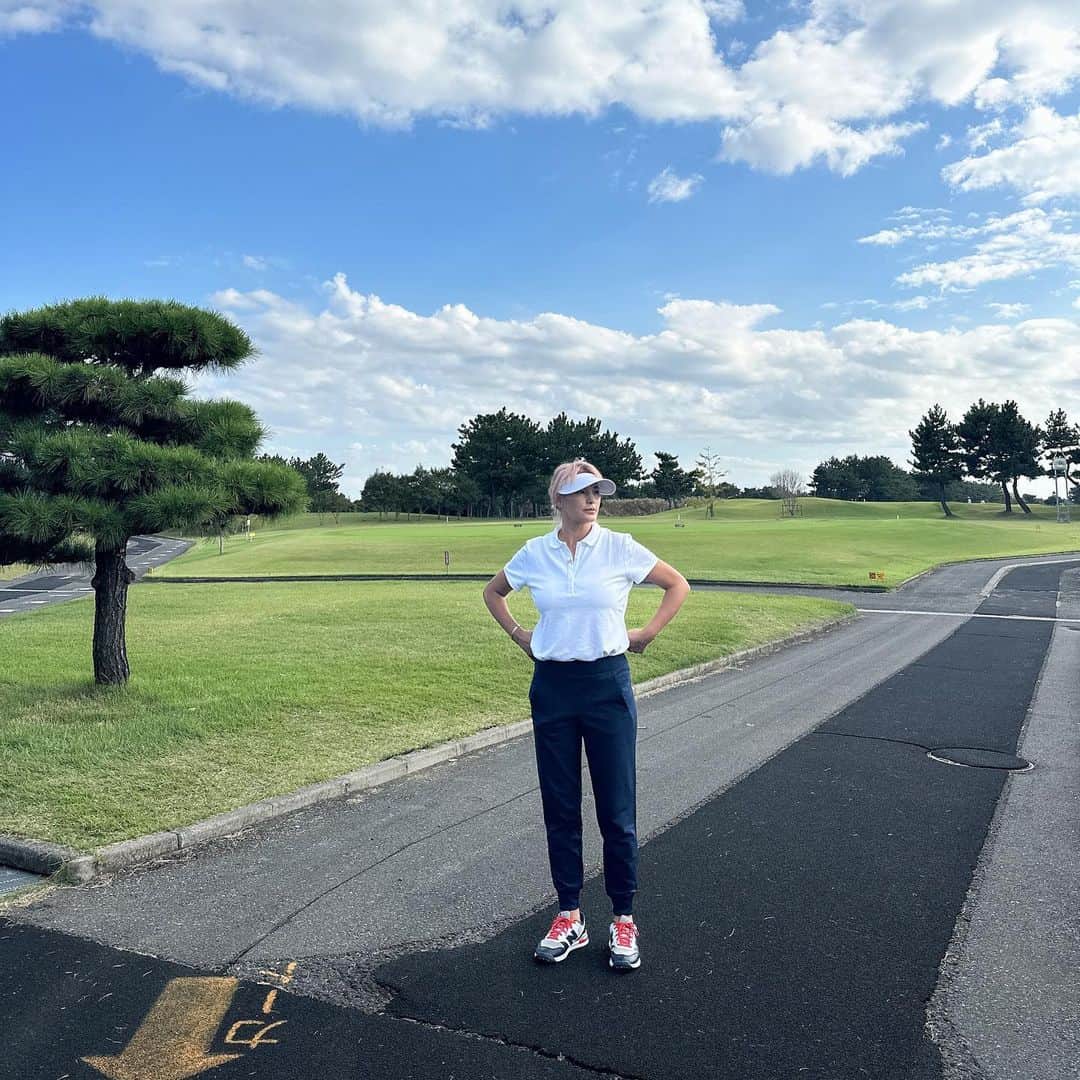 梅宮アンナさんのインスタグラム写真 - (梅宮アンナInstagram)「いつも、服の事アップしていないので たまには😅 コチラは、ゴルフウェアコーデ⛳️ 私の好みはシンプルです😙 可愛感じは苦手なので😅  柄がないものを選びます👍 理由は、簡単。コーディネートがしやすく、品も大事だから✨✨✨  私の場合は、アメリカのゴルフショップで見つけちゃいます。 アメリカのゴルフショップ品数。サイズ展開にワクワクしますから🇺🇸🇺🇸✨ ポロシャツですが、実はコチラ @oldnavy です✨ポロシャツは、わざわざゴルフ用買わなくてもね良いから⭕️ パンツはゴルフショップで見つけた @pgatour  @pgatoursuperstore  @pumasportstyle  ゴルフ用のパンツなんですよ✨✨ 日本の服の不思議は、フリーサイズも多く、サイズ展開があっても、 sサイズとmサイズの差がほとんどなく、形も立体的に作られていない。 私のこのパンツサイズSなんです😱 日本のSでは、まず小さくて入らない私です。服のパターンがそもそも違うからしかたないのですが😉 スタイルが良く見える様に作られている。足も長く見えたりと。。 海外のデザインは、シンプルなデザインが多い。 名門コースに行くと服装も厳しいですからね👍👍 バイザーもつばが長くて助かります👍 日焼けしちゃいますからね😊  #usa  #pgatour  #pgatoursuperstore  #oldnavy  #golfgalaxy  #golfpants」10月19日 3時03分 - annaumemiya