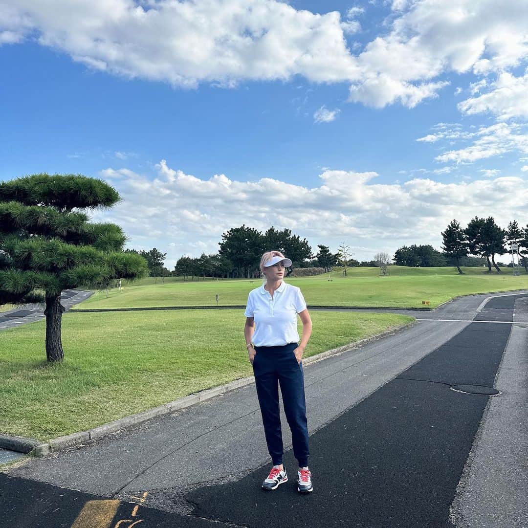 のインスタグラム：「いつも、服の事アップしていないので たまには😅 コチラは、ゴルフウェアコーデ⛳️ 私の好みはシンプルです😙 可愛感じは苦手なので😅  柄がないものを選びます👍 理由は、簡単。コーディネートがしやすく、品も大事だから✨✨✨  私の場合は、アメリカのゴルフショップで見つけちゃいます。 アメリカのゴルフショップ品数。サイズ展開にワクワクしますから🇺🇸🇺🇸✨ ポロシャツですが、実はコチラ @oldnavy です✨ポロシャツは、わざわざゴルフ用買わなくてもね良いから⭕️ パンツはゴルフショップで見つけた @pgatour  @pgatoursuperstore  @pumasportstyle  ゴルフ用のパンツなんですよ✨✨ 日本の服の不思議は、フリーサイズも多く、サイズ展開があっても、 sサイズとmサイズの差がほとんどなく、形も立体的に作られていない。 私のこのパンツサイズSなんです😱 日本のSでは、まず小さくて入らない私です。服のパターンがそもそも違うからしかたないのですが😉 スタイルが良く見える様に作られている。足も長く見えたりと。。 海外のデザインは、シンプルなデザインが多い。 名門コースに行くと服装も厳しいですからね👍👍 バイザーもつばが長くて助かります👍 日焼けしちゃいますからね😊  #usa  #pgatour  #pgatoursuperstore  #oldnavy  #golfgalaxy  #golfpants」