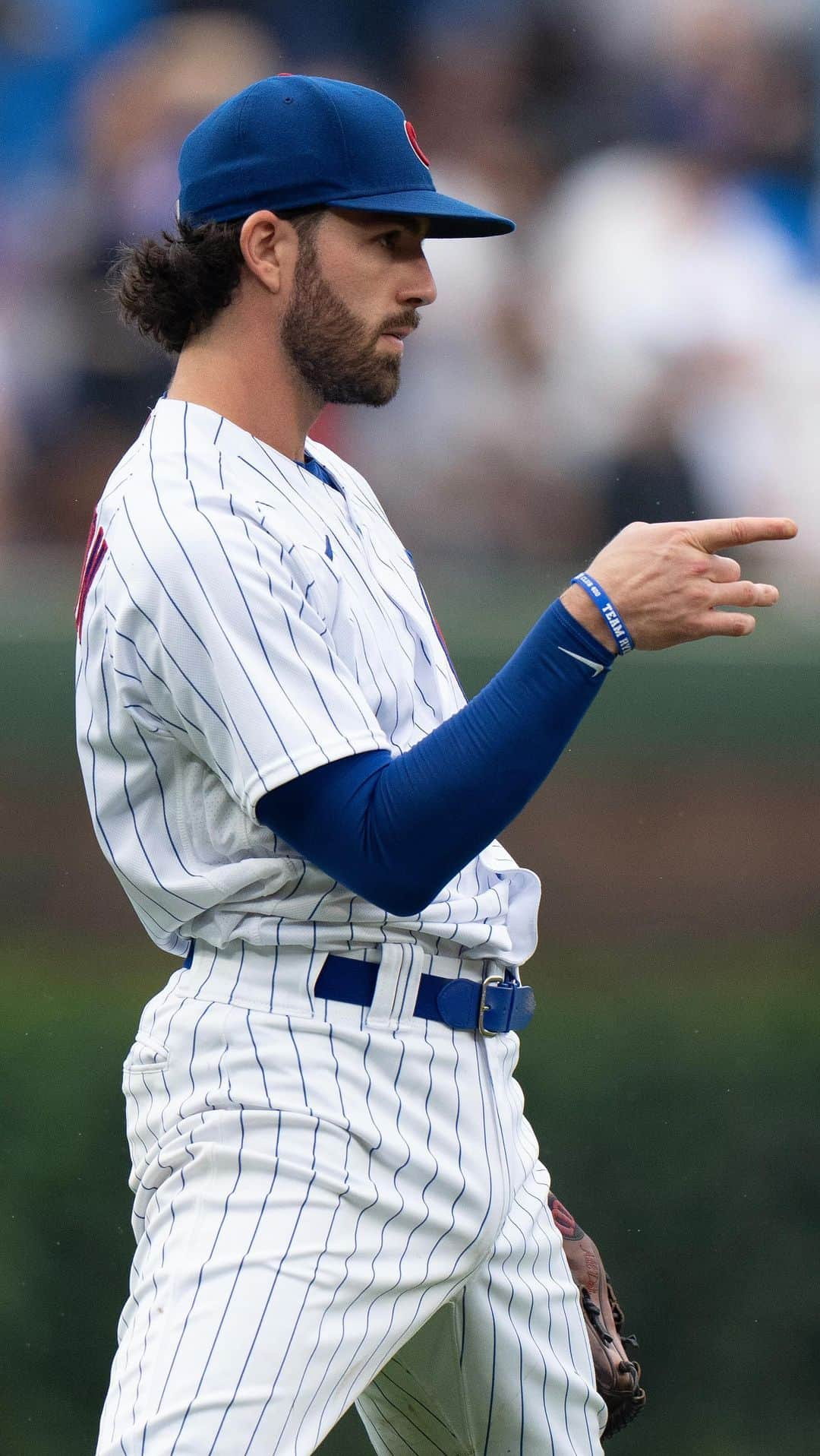 シカゴ・カブスのインスタグラム：「Congratulations to Dansby Swanson on being named a #RawlingsGoldGloveAwards finalist for the third time!  Dansby led all shortstops in defensive runs saved (18), per Fan Graphs, and led the majors in outs above average (20), per Baseball Savant.」