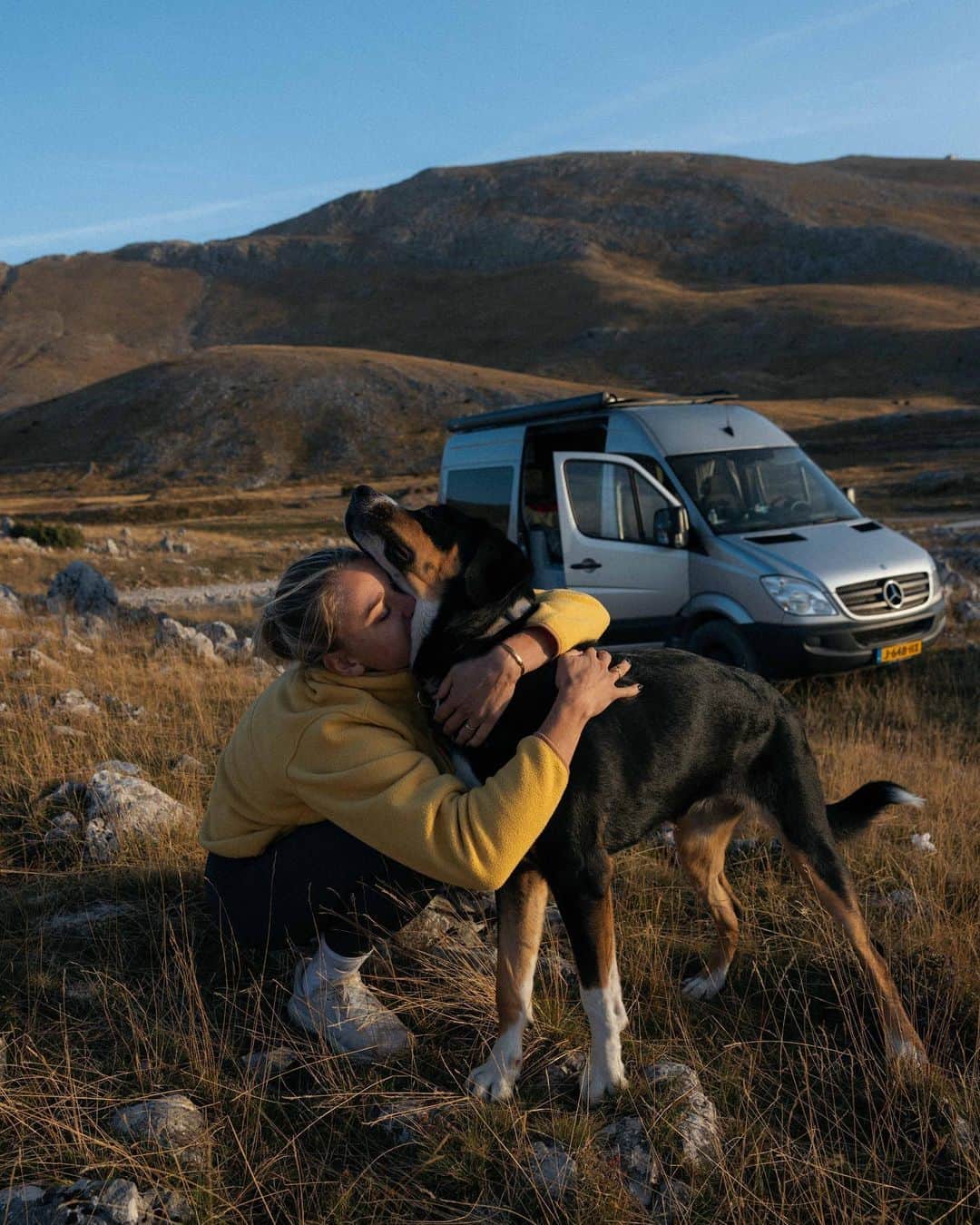 リサンネ・デ・ウィッテのインスタグラム：「Wild camping is such a beautiful experience. Especially shared with my favourite squad in stunning surroundings 💛   📸: @danvernonphoto (who else)  📍Bosnia 🇧🇦」