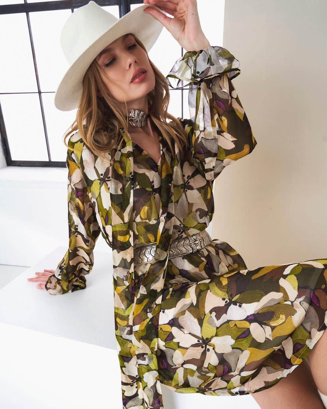 アンナリタエヌのインスタグラム：「Immerse yourself in ANNARITAN, where audacity meets sophistication.  #ANNARITAN #FW2324」