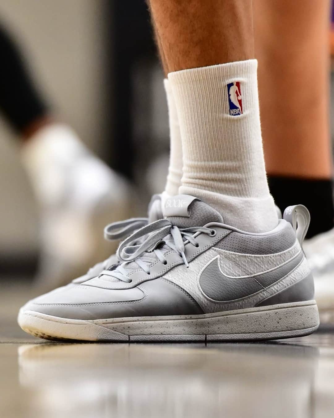 Sneaker Newsさんのインスタグラム写真 - (Sneaker NewsInstagram)「FIRST LOOK: Nike Book 1 "Cool Grey"⁠ @dbook reveals new colorway of his signature shoe during practice. These are CLEAN!⁠ LINK IN BIO for more details.⁠ ⁠ Photos courtesy of @suns」10月19日 3時01分 - sneakernews