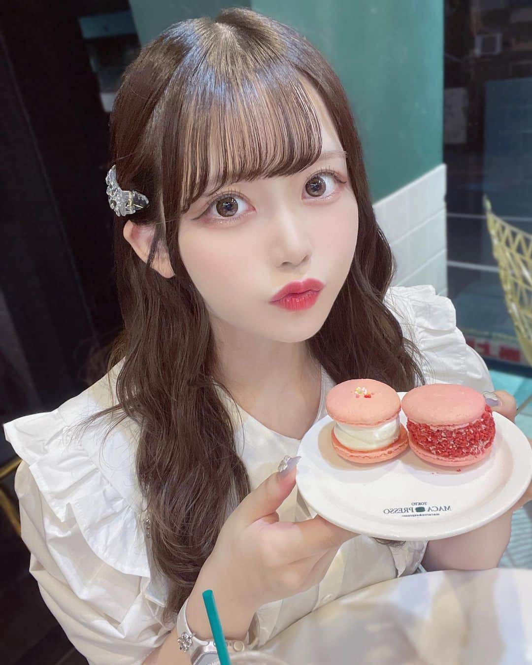 茉井良菜のインスタグラム：「マカロンちゃむ〜🍓♡  #新大久保カフェ #マカプレッソ #macapresso #マカロン」