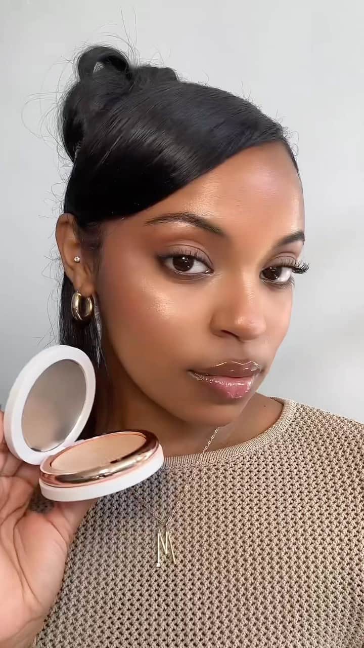 Anastasia Beverly Hillsのインスタグラム：「@themiaamoore (she/her) getting that ✨🪩 you can ONLY get with Glow Seeker Highlighter! Shop now at the link in bio 🙌🏾  #AnastasiaBeverlyHills」