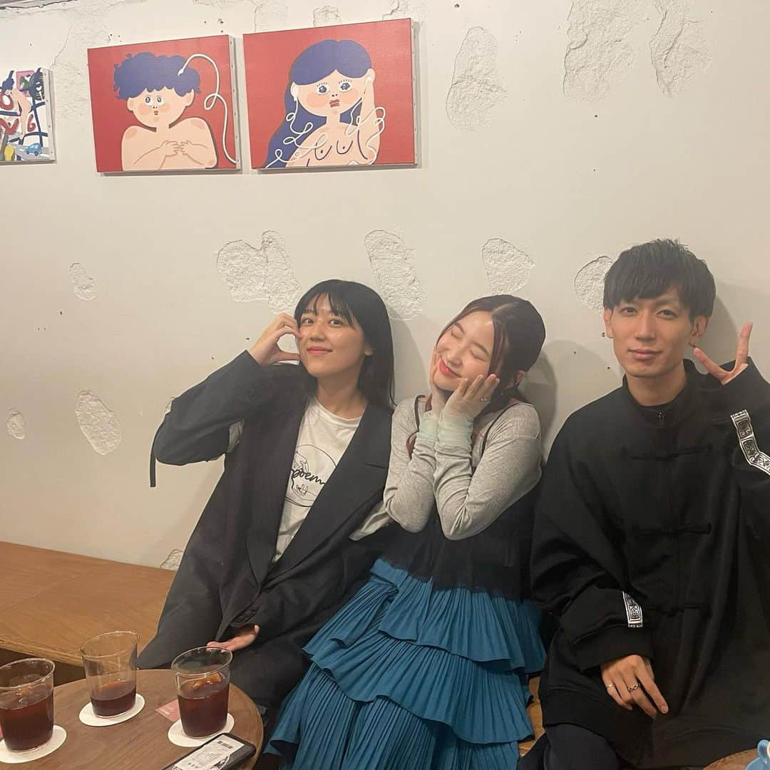 みきなつみさんのインスタグラム写真 - (みきなつみInstagram)「個展5日目終了！(深夜の投稿になっちゃった🥲)  今更ですがステッカーをスマホケースに♡ 可愛いね♡おそろいにしましょう〜。  一日一日を、じっくり噛み締めてます〜。 毎日誰かが会いに来てくれたり、 最近のことをなんとなく話せることが 嬉しくて仕方ないんだ〜。 今日を振り返ってたらこんな時間になってしまった…。 寝なきゃ！  超久しぶりに、チーム登山(一回しか登ってない)が 集まって嬉しかったな。 みんな髪暗くなって落ち着いてる（笑）  残り３日間！よろしくお願いします！  明日も15:00〜在廊予定です！ まってまーす✌︎ おやすみなさい〜(気絶)  あ！本日ポスターが完売しましたーーー！✨ ありがとうございます🥹」10月19日 3時02分 - orangeenaa