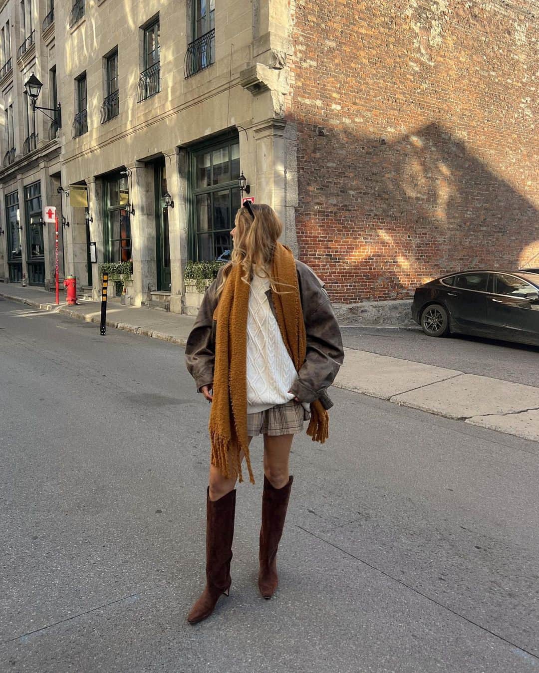 のインスタグラム：「Fall fit for brunch in the city 🍂☕️🕯️  #fallfashion #autumn #ootd」