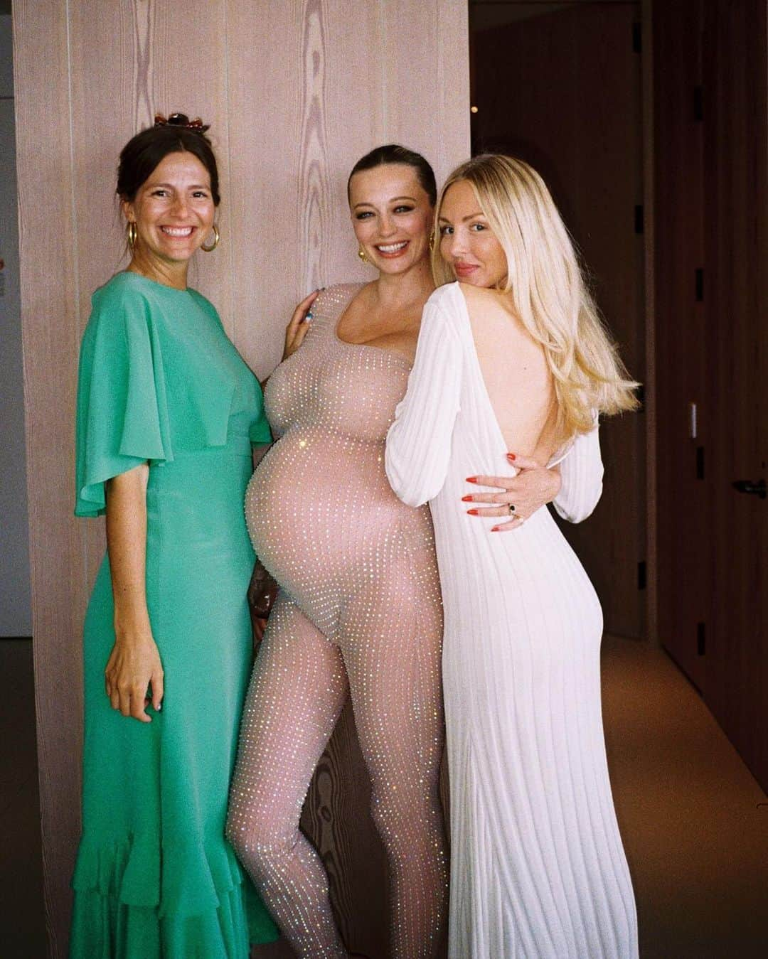 キャロライン・ヴリーランドさんのインスタグラム写真 - (キャロライン・ヴリーランドInstagram)「Grateful for the luxury of celebrating my pregnancy a couple weeks ago, grateful for my beautiful friends & family, grateful that my 98 year old grandfather finally met his great grandson 🥹, grateful for health & safety, grateful to @emmylaine for capturing these moments, grateful for @wehoedition @omgregory for hosting, grateful for my soulmate who sees me through everything @comme_la_couleur 💙💙💙」10月19日 3時05分 - carolinevreeland