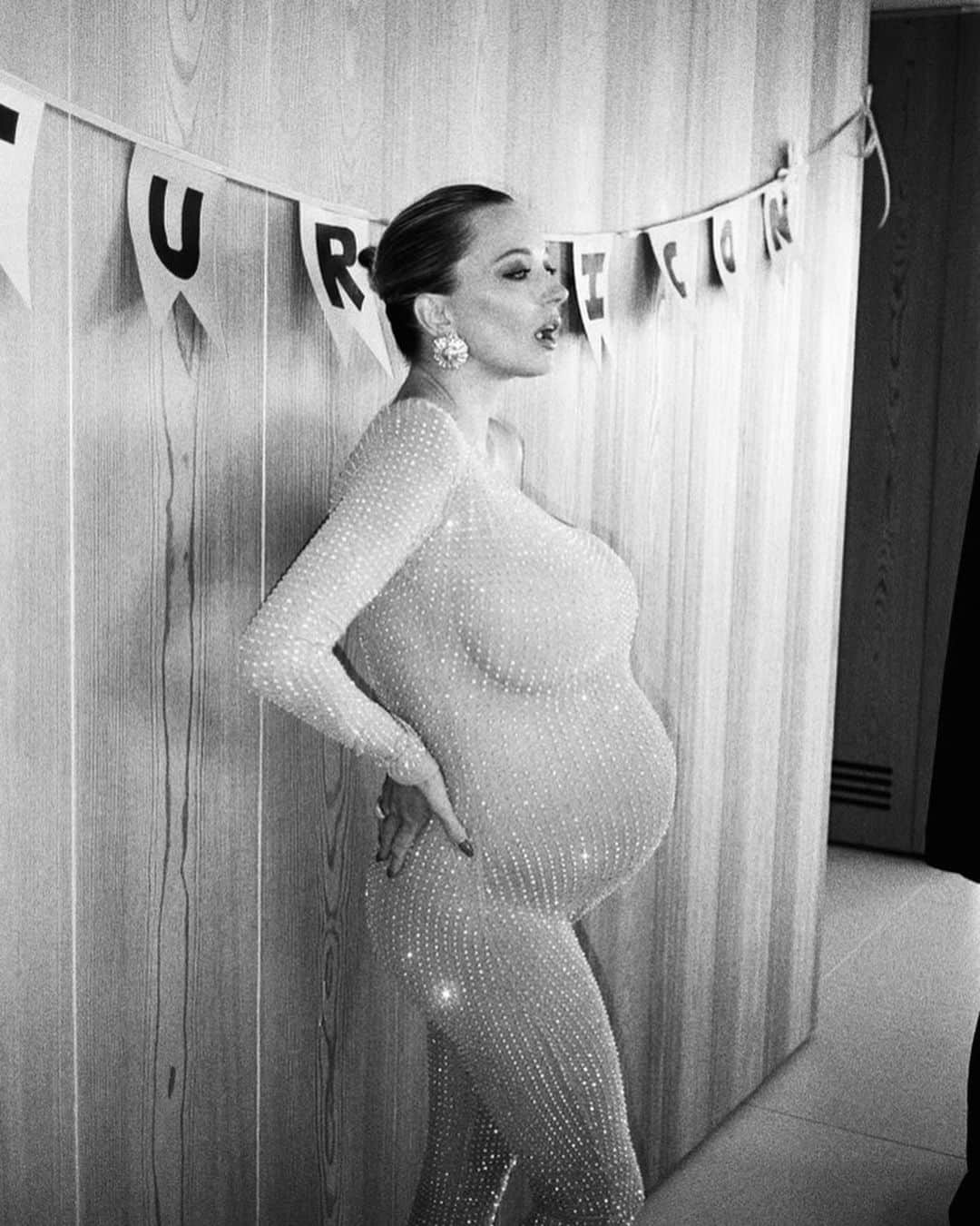 キャロライン・ヴリーランドさんのインスタグラム写真 - (キャロライン・ヴリーランドInstagram)「Grateful for the luxury of celebrating my pregnancy a couple weeks ago, grateful for my beautiful friends & family, grateful that my 98 year old grandfather finally met his great grandson 🥹, grateful for health & safety, grateful to @emmylaine for capturing these moments, grateful for @wehoedition @omgregory for hosting, grateful for my soulmate who sees me through everything @comme_la_couleur 💙💙💙」10月19日 3時05分 - carolinevreeland