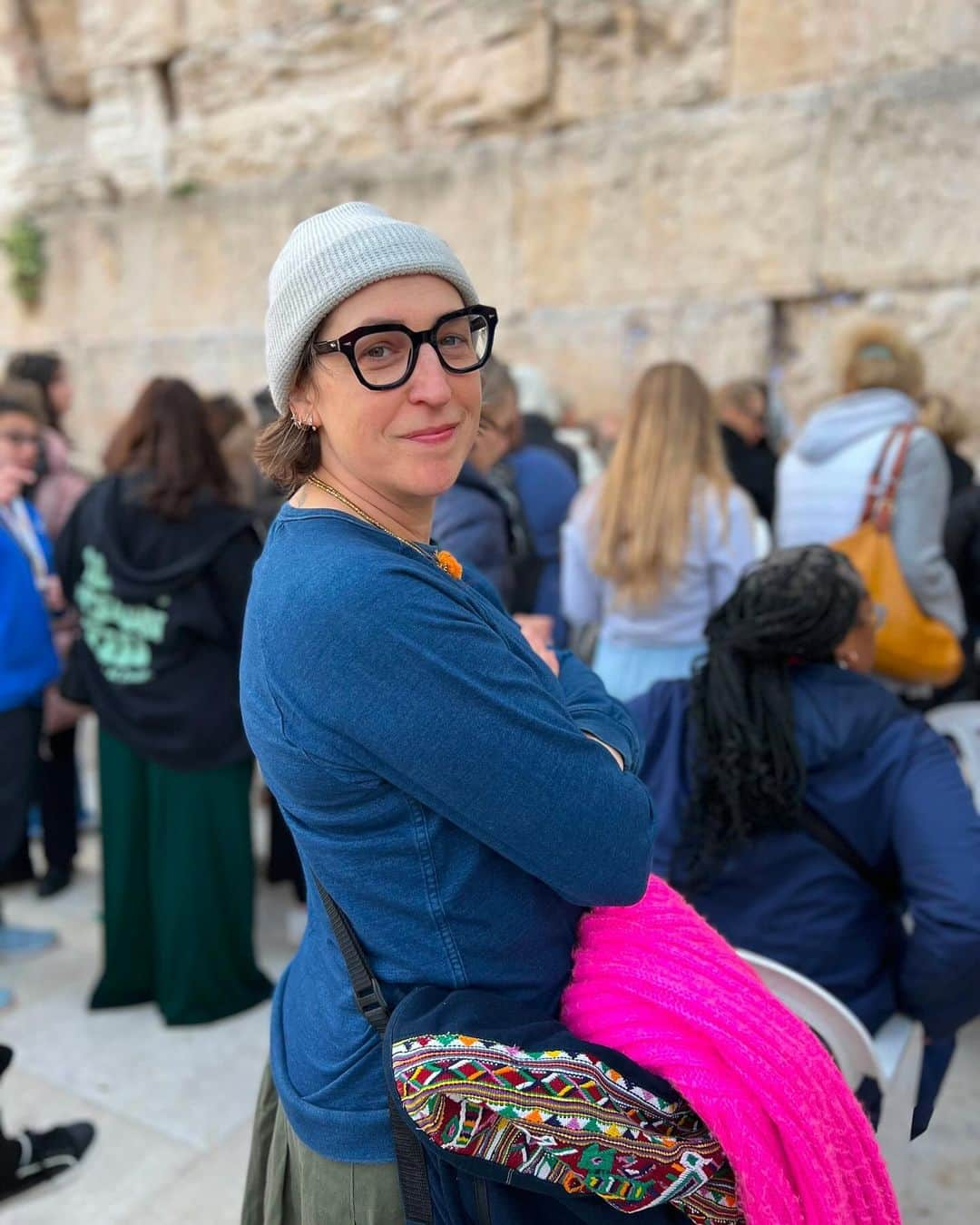 メイム・ビアリクさんのインスタグラム写真 - (メイム・ビアリクInstagram)「My heart is big. My heart can hold love for Israel, the homeland of the Jewish people. My heart feels the immense pain and horror the Israeli people are experiencing and I share that pain. My heart feels fear because of the antisemitism moving through this world with no end in sight. My heart feels rage for the lack of unanimous global support for a swift return of the hostages taken by Hamas, the terrorist organization terrorizing Israelis and Palestinians alike. My heart can hold all of this. Can yours? #ReleaseTheHostages #BringThemHomeNow」10月19日 3時05分 - missmayim