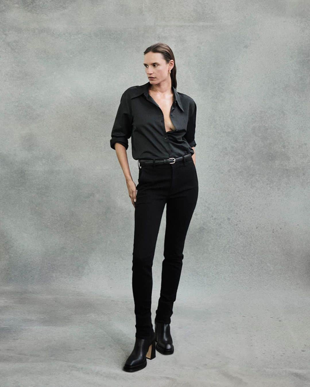 さんのインスタグラム写真 - (Instagram)「Meet the Jayla Split Skinny. Clean lines, trouser details, and a zipper slit at the inseam update the classic skinny silhouette.」10月19日 3時23分 - citizensofhumanity