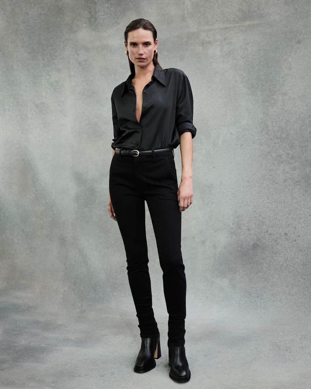 のインスタグラム：「Meet the Jayla Split Skinny. Clean lines, trouser details, and a zipper slit at the inseam update the classic skinny silhouette.」