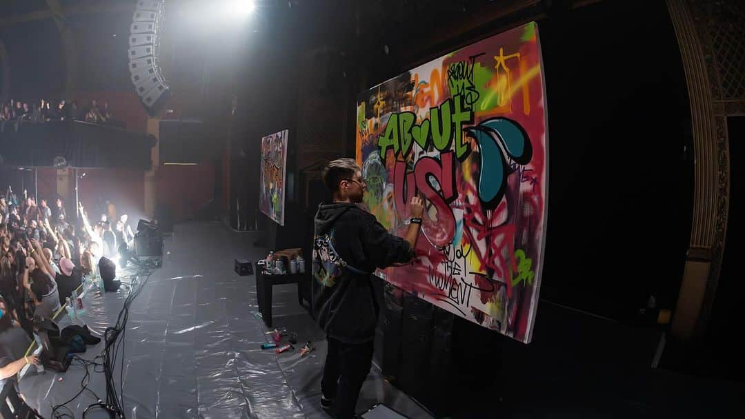 ル・ユースさんのインスタグラム写真 - (ル・ユースInstagram)「the 𝗔𝗕𝗢𝗨𝗧 𝗨𝗦 shows were so awesome this weekend. I brought out @steeke13 (the graffiti artist from the new album singles) to create custom murals in Denver and Austin while I was playing. we both got to share our art on stage for so many people. it was so special.  I asked him just before we went on stage what he was going to make and his response was: 🤷‍♂️ just like a true artist   here’s a little clip…  also we have four custom murals after this weekend. not sure what we’re going to do with them yet. we’re thinking about auctioning them off and donating the proceeds to a charity. lmk if that’s something you’d be interested in  see you this weekend Dallas and Houston 😘」10月19日 3時29分 - leyouth