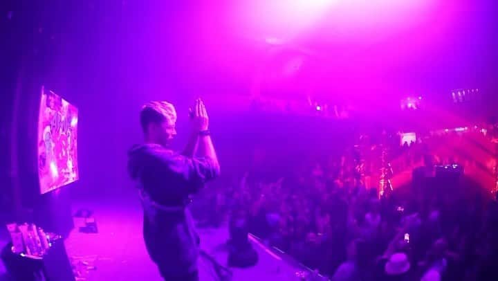 ル・ユースのインスタグラム：「the 𝗔𝗕𝗢𝗨𝗧 𝗨𝗦 shows were so awesome this weekend. I brought out @steeke13 (the graffiti artist from the new album singles) to create custom murals in Denver and Austin while I was playing. we both got to share our art on stage for so many people. it was so special.  I asked him just before we went on stage what he was going to make and his response was: 🤷‍♂️ just like a true artist   here’s a little clip…  also we have four custom murals after this weekend. not sure what we’re going to do with them yet. we’re thinking about auctioning them off and donating the proceeds to a charity. lmk if that’s something you’d be interested in  see you this weekend Dallas and Houston 😘」