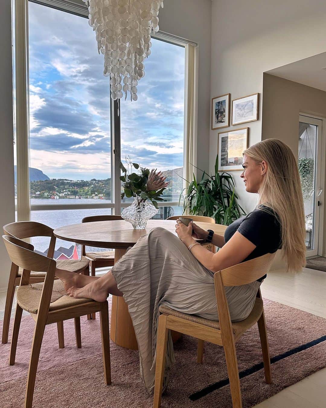 Inger-Lise Lillerovdeのインスタグラム：「Lille lørdag siii’ Og noen glimt fra spisestuen -swipe for flere bilder om du ønsker å se 😉  Idag fikk vi endelig en fineværsdag -og gu’ så deilig!! Da er høsten fin daa 🍂 Har du hatt en fin onsdag? _________________________________ #interiør #hjem #interiors #spsisestue #spisebord #spisestoler #peis #gasspeis #peiskos #høst #fall #stemning #hygge #interiørdetaljer #interiørdesigner #mitthjem #norskehjem #interiorandliving #interiordesign #aesthetic #ａｅｓｔｈｅｔｉｃ #beigehome」