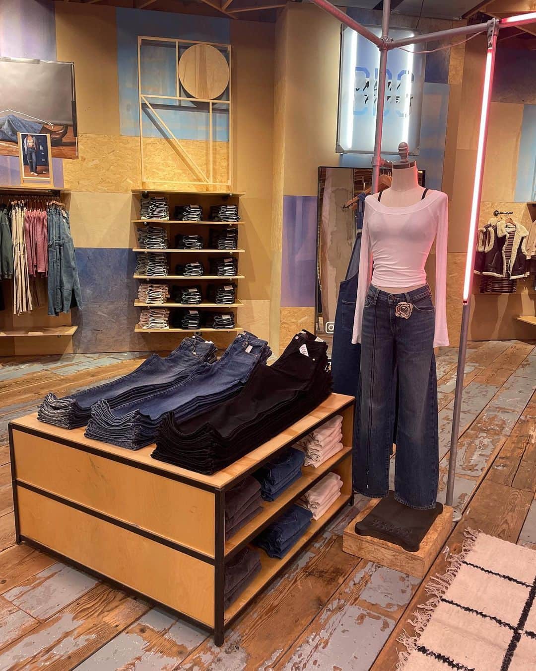 Urban Outfittersさんのインスタグラム写真 - (Urban OutfittersInstagram)「The UO Herald Square denim shop is looking so good with fresh arrivals from @Levis® 👖 check out your local UO to try on your new favorite pair (or shop them at the link in bio).」10月19日 3時31分 - urbanoutfitters