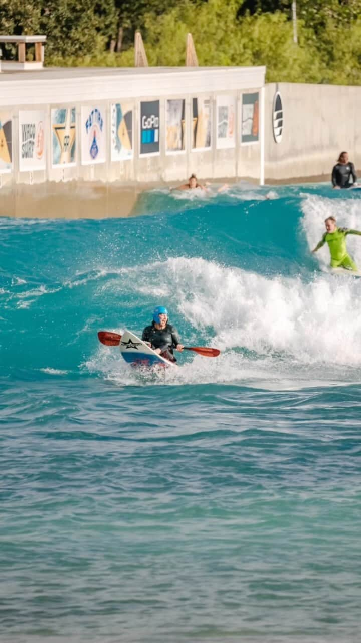 アラナ・ニコルズのインスタグラム：「SO PITTED!!!!  The moment that “I havnt done it yet” turns into:  “I DID IT!!”  This cover up pinch me moment is all thanks to @hi5sfoundation and an epic trip to @wacosurf_tx   Thanks @rickrubin for the inspiring audio (captions were not working, my apologies!) #itsatrip @macskisurfwaveski_   📸: @jordan.alpinemedia」