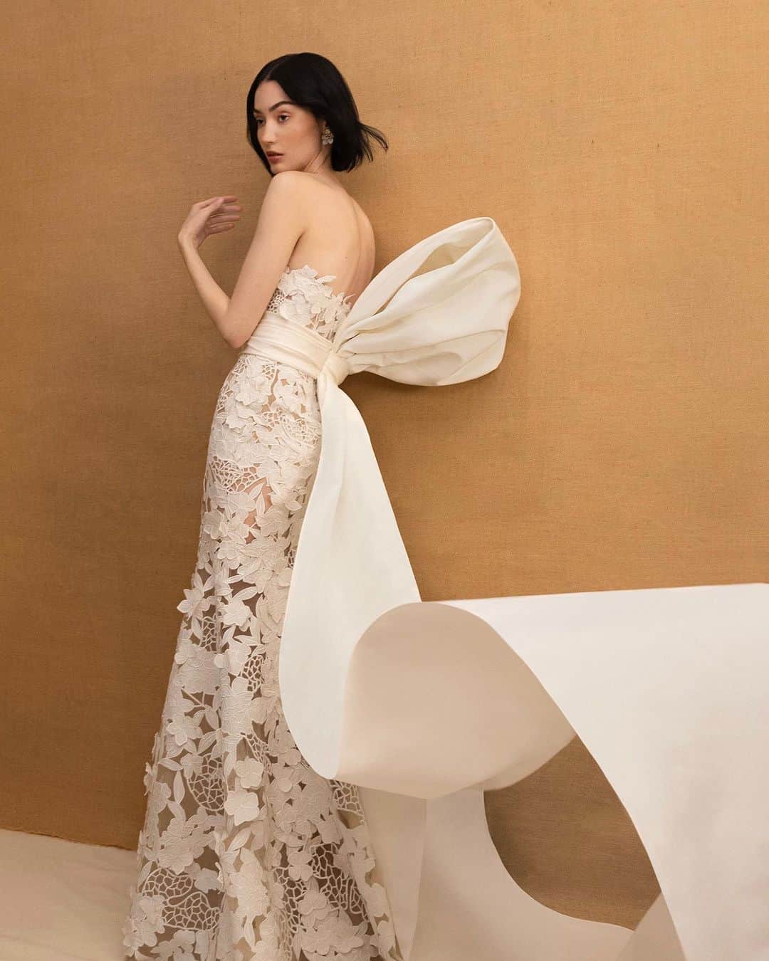 オスカーデラレンタのインスタグラム：「Loveswept. A strapless column hydrangea-embroidered gown features an oversized, asymmetric-fanning faille bow. #odlrbridal  @as.the.deer photographed by @andresoyuela   Digitech: @sergio__avellaneda Photo assistants: @juancuartasphoto @srgoat Set designer: @caylah.jean Set design assistant: @keascenic Stylist: @franciscoovallejr  Hair: @ayumi_yamamoto.hair Makeup: @bobscott200」