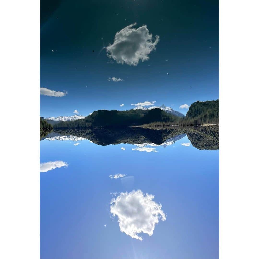 Tainá Müllerのインスタグラム：「Olho essa foto que tirei enquanto remava no lago em frente ao @mapu_chile e fiquei presa nela por alguns instantes. Inverti e vi que tinha algo nela que me lembrava um hexagrama do iching. Eu consulto oráculos desde que me conheço por gente, mas tenho um apreço especial pelo chinês. Então interpretei a foto que tirei como uma própria manifestação sincrônica do meu oráculo favorito. Consultei:   “A espera”: a esperança não é uma espera vazia.  Me botei a pensar em todas as esperas dos últimos tempos. A espera-esperança das coisas melhorarem no mundo e encontrarem algum ponto de equilíbrio. Alguma vez existiu esse ponto? Provavelmente não. Mas agora que não habitamos mais pequenas comunidades e sim uma aldeia global, como previu o velho McLuhan, parece corrosiva demais a ideia de que sempre em algum ponto, em algum lugar, algo vai estar muito, mas muito difícil. Mesmo que nossos filhos tenham saúde e nossas casas não estejam a perigo. Como celebrar a vida sem a contaminação das imagens aterradoras que nos inundam a todo instante? Não só do outro lado do mundo, mas das periferias daqui, que passam por noites de terror tão tenebrosas quanto as vítimas dessa guerra distante que hoje nos causa assombro. Aguentamos tudo isso? Todas as tragédias do mundo ao mesmo tempo aqui e agora em imagens dentro de nós?   Se não ver parece impossível, se alienar de sentir mais ainda. Mas então, como esperançar navegando nas águas da incerteza, do fracasso explícito da humanidade, dessa coisa toda da consciência que parece não andar pra frente, ou se anda um passo dá dois pra trás? Yoko Ono, durante a guerra do Vietnã, propôs algo tão simples e profundo quanto um Haicai: “Imagine Peace”. Porque se o mundo se constrói a partir da nossa imaginação, esse de fato seria um bom começo. Imagine a paz.   O que é o céu e o que é a terra? Espero que essa imagem te ajude a imaginar, nem que seja por um instante, a paz.」