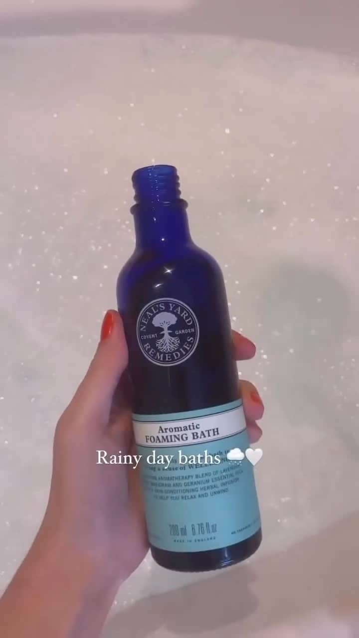 Neal's Yard Remediesのインスタグラム：「🍂 Embrace the cosy vibes of Autumn with a bath routine like no other 🛁✨  @Itsmeggiebe shows us how to have the ultimate pampering session with our Aromatic Foaming Bath. 💙  Our tranquil aromatherapy blend of lavender, Spanish marjoram, and geranium essential oils helps you relax and unwind, enhancing your well-being. This blend of skin-conditioning botanical oils works to leave your skin feeling nourished and fragrant. 🌟」