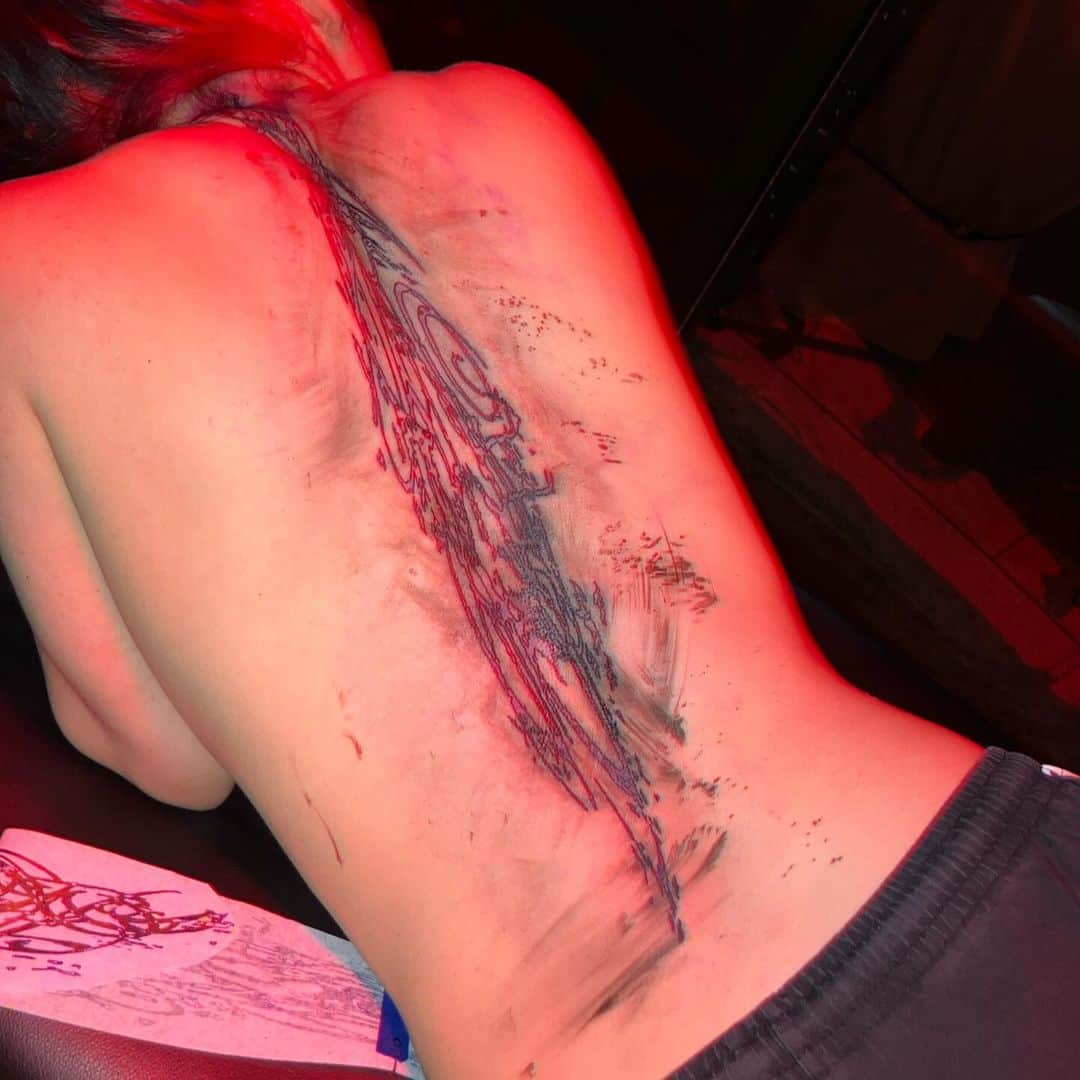ビリー・アイリッシュさんのインスタグラム写真 - (ビリー・アイリッシュInstagram)「✂️」10月19日 3時59分 - billieeilish