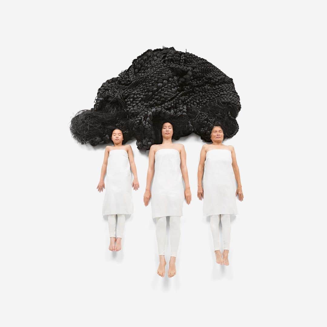 フィラデルフィア美術館のインスタグラム：「The Shape of Time: Korean Art after 1989 opens this Saturday, Oct 21.   Be sure your notifications for @philamuseum are turned on for a sneak peek of the exhibition tomorrow 👀  #Shapeoftime #koreanart #koreanartists #philamuseum #openingsoon」