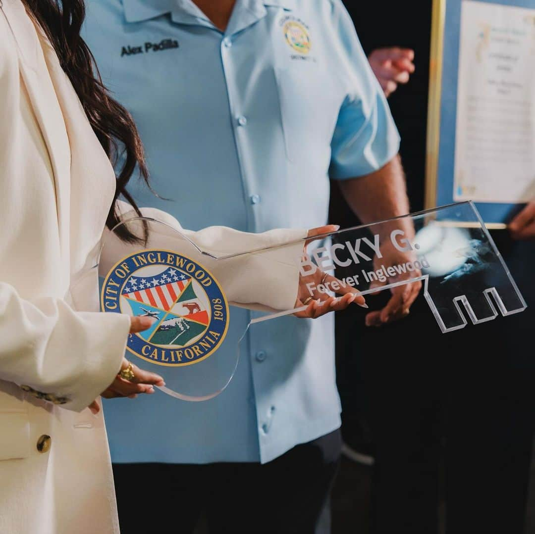 ベッキーGさんのインスタグラム写真 - (ベッキーGInstagram)「Que honor.  INGLEWOOD FOREVER. ♾️  My city has had the key to my heart since day 1. The OG home of The Lakers back in the day, the place with the big Randy’s donut🍩, The City of Champs, & the final resting place of my querido abuelo Miguel Gomez. There aren’t enough words to express my gratitude to the esquinas that raised me.  This is home and no matter where I go, I always take it with me.   Inglewoooooooooood!!!」10月19日 4時09分 - iambeckyg